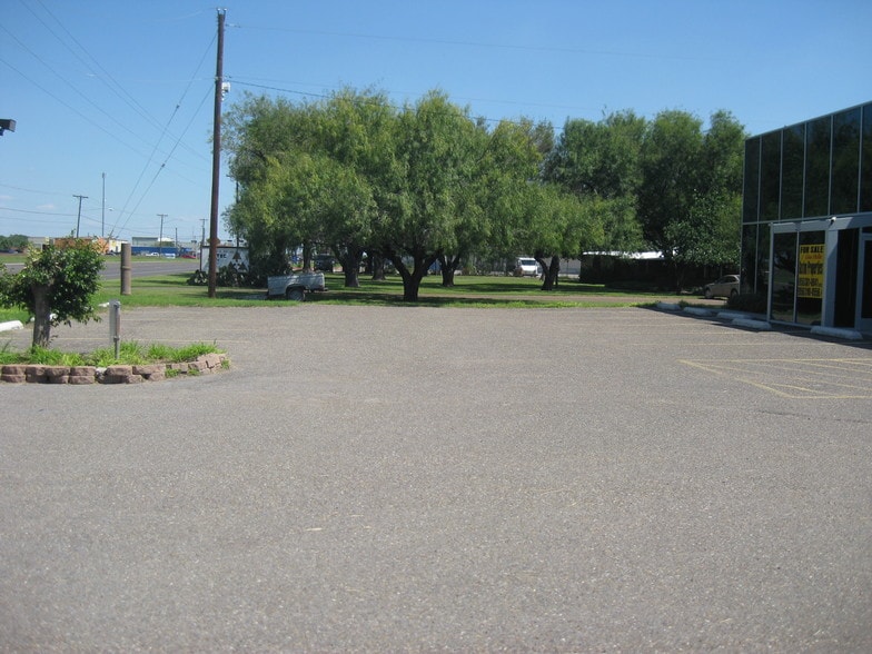 400 E Pecan Ave, McAllen, TX for lease - Building Photo - Image 2 of 24
