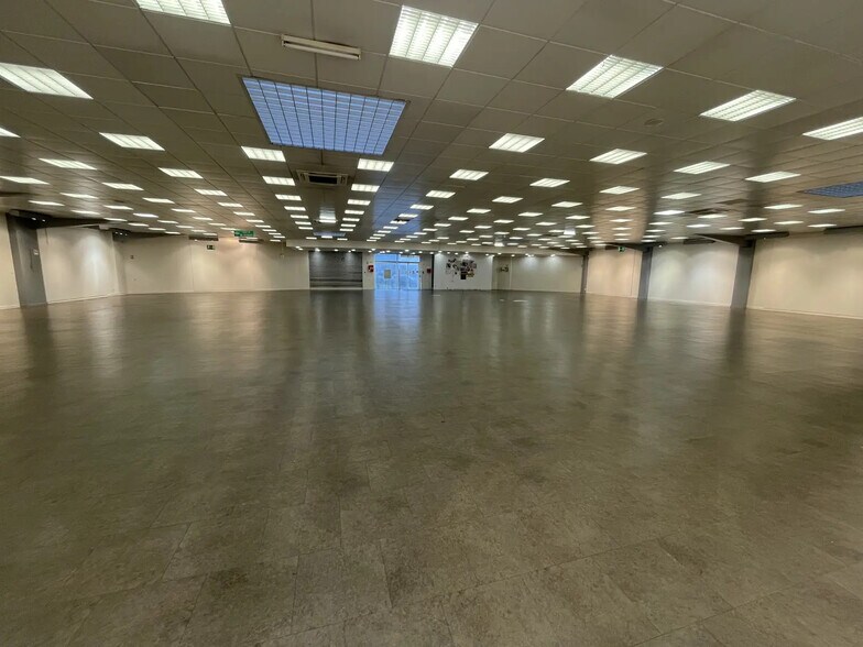 Retail in Lorient for lease - Interior Photo - Image 2 of 5