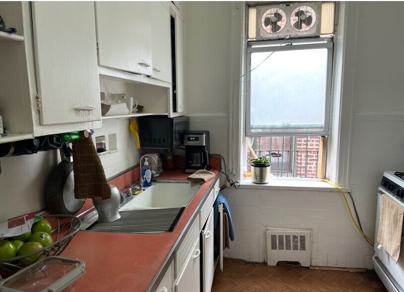 3917 65th Pl, Woodside, NY for sale - Building Photo - Image 2 of 17