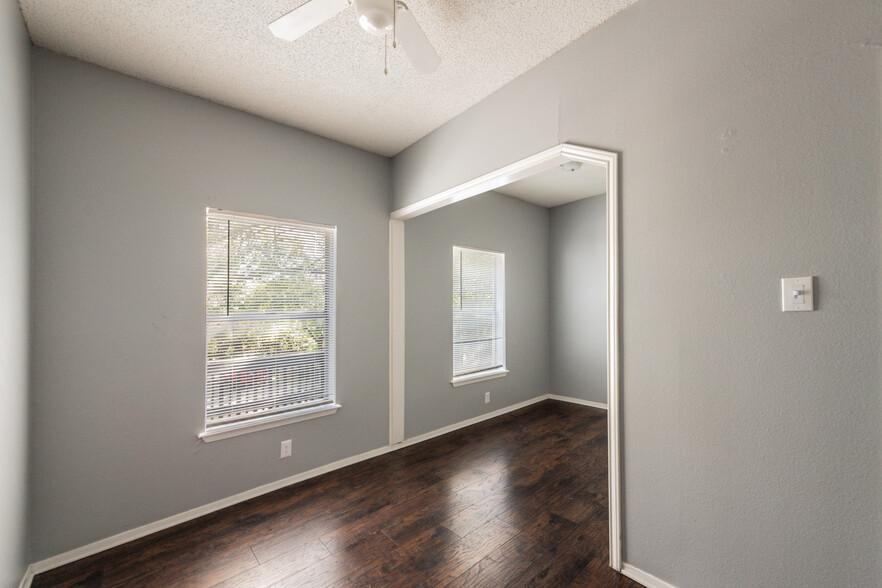 701 E Woodlawn Ave, San Antonio, TX for sale - Interior Photo - Image 3 of 43