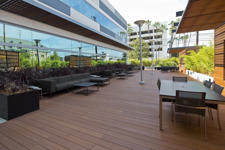 1640 S Sepulveda Blvd, Los Angeles, CA for lease - Building Photo - Image 3 of 34