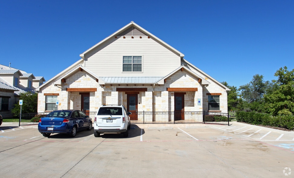 815 E Ira E Woods Ave, Grapevine, TX for lease - Primary Photo - Image 2 of 4