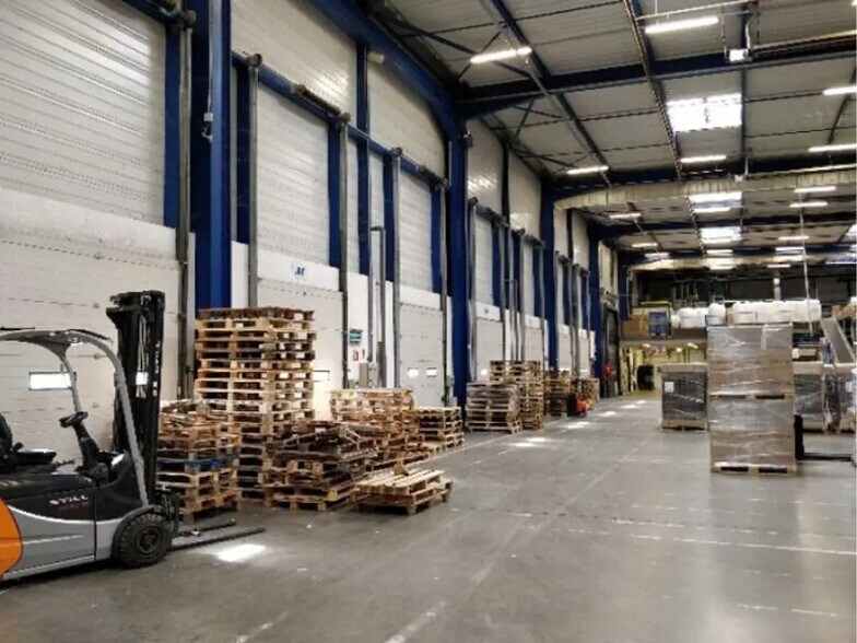 Industrial in Miribel for lease - Interior Photo - Image 1 of 4