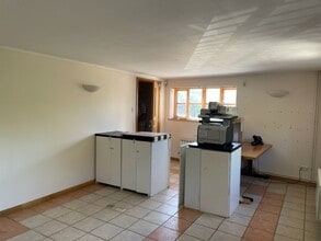 Sandy Cross Ln, Heathfield for lease Interior Photo- Image 2 of 4