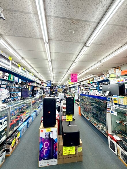 30-69 Steinway St, Astoria, NY for lease - Building Photo - Image 2 of 7