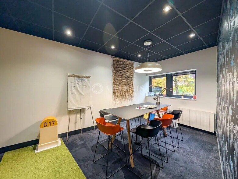 Office in Saint-Grégoire for lease - Interior Photo - Image 3 of 9