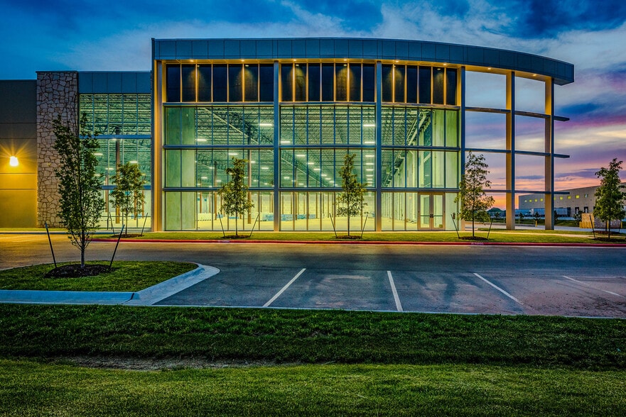 5000 SW Regional Airport Blvd, Bentonville, AR for lease - Building Photo - Image 3 of 4
