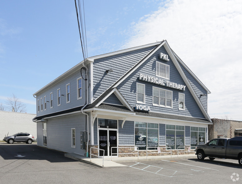 11 Broadway, Amityville, NY for lease - Building Photo - Image 1 of 9