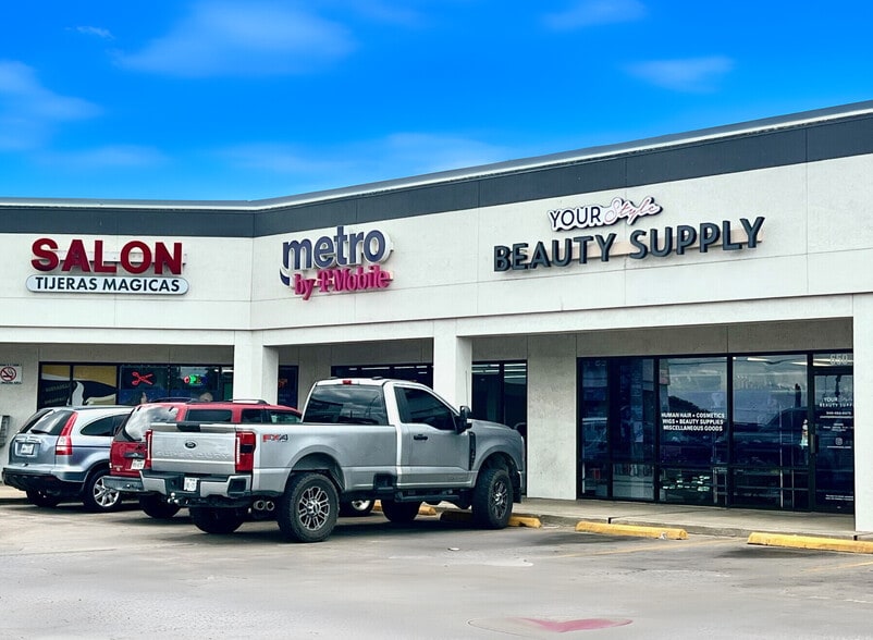 1607 E McKinney St, Denton, TX for lease - Building Photo - Image 3 of 5