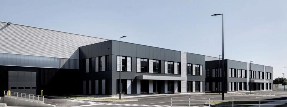 Office in Le Bourget for lease - Building Photo - Image 1 of 5