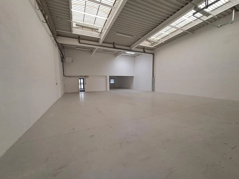 Flex in Lieusaint for lease - Building Photo - Image 2 of 7