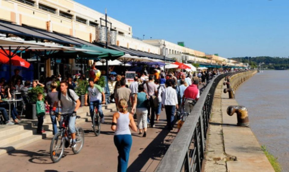 Retail in Bordeaux for lease Building Photo- Image 1 of 3