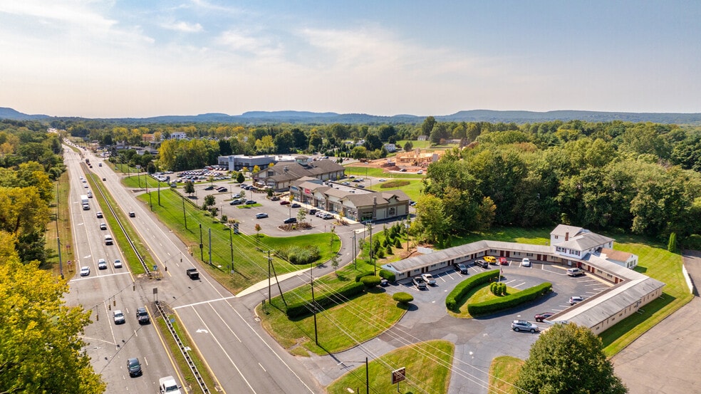 176 Berlin Tpke, Berlin, CT for lease - Building Photo - Image 2 of 5