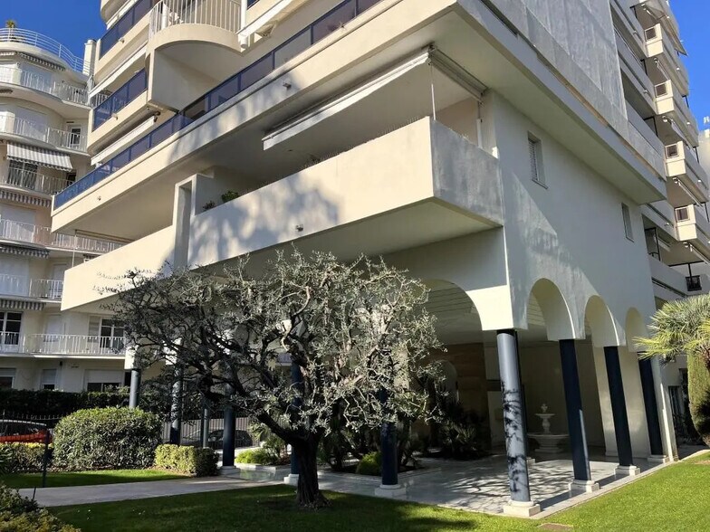 Office in Le Cannet for sale - Building Photo - Image 2 of 11