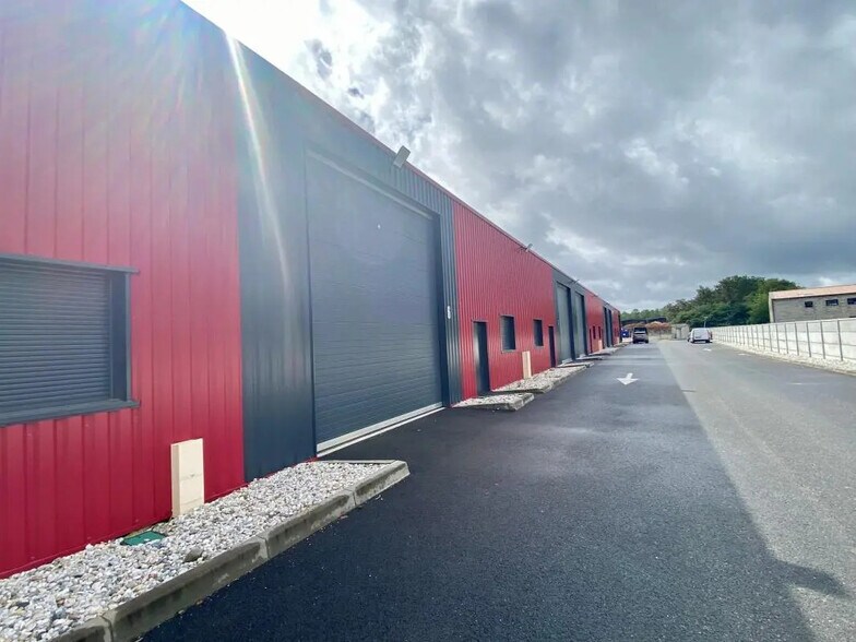 Flex in SAINT-JEAN-D'ILLAC for lease - Building Photo - Image 3 of 7