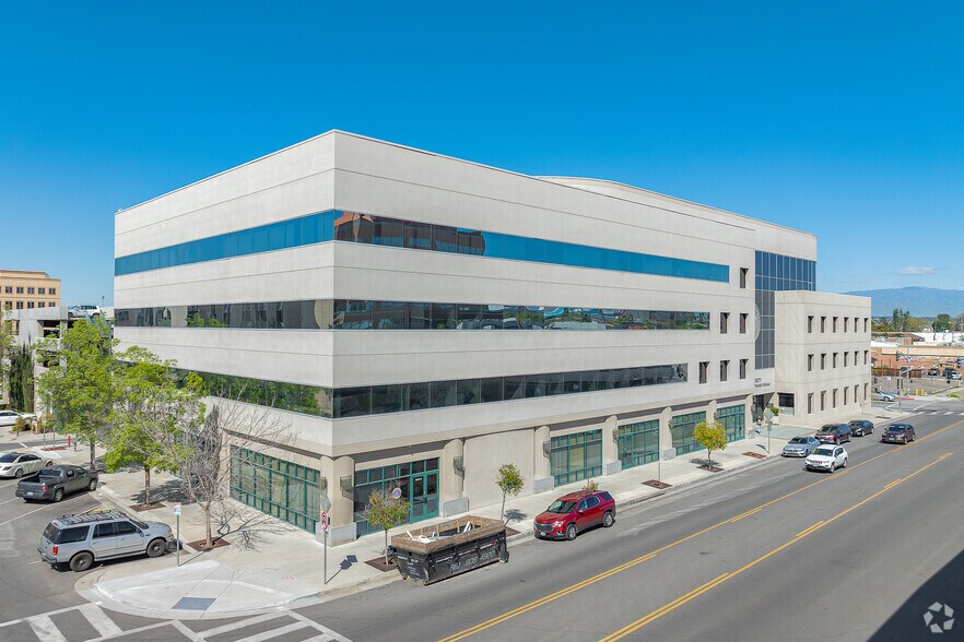 1300 18th St, Bakersfield, CA for sale - Primary Photo - Image 1 of 1