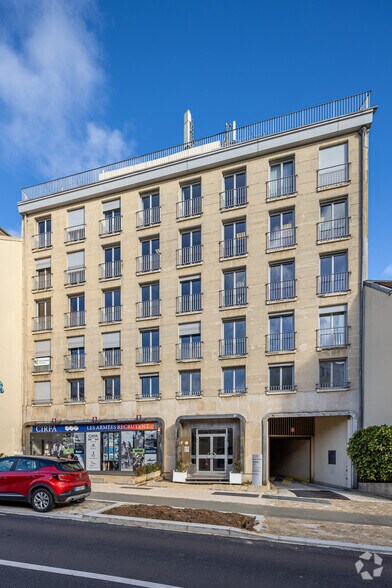 Office in Versailles for lease - Building Photo - Image 2 of 2