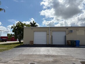4530-4534 NE 11th Ave, Oakland Park, FL for lease Building Photo- Image 2 of 5