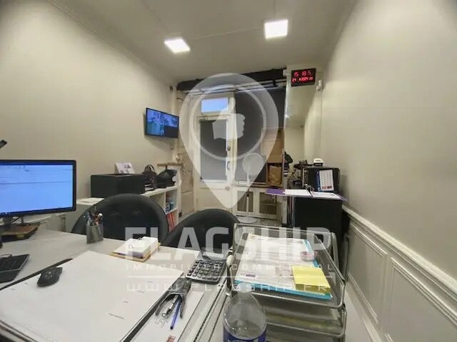 Retail in Paris for lease Interior Photo- Image 1 of 3