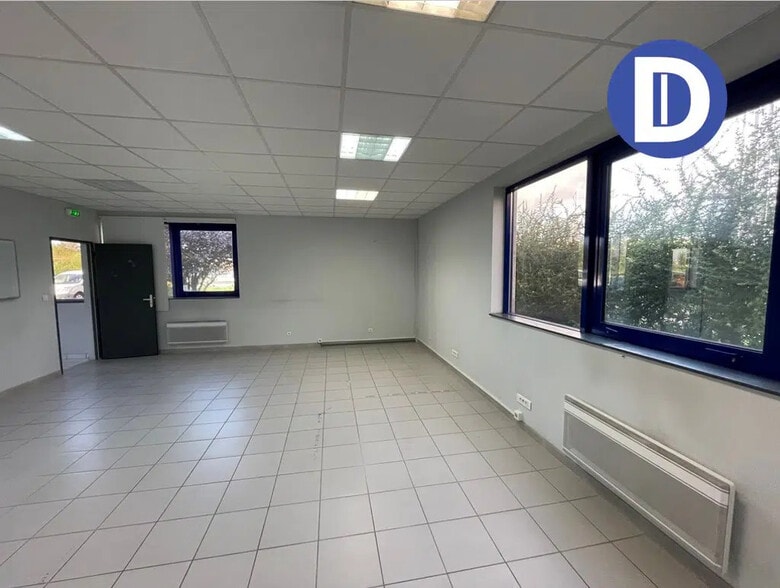 Office in La Maxe for lease - Interior Photo - Image 2 of 7