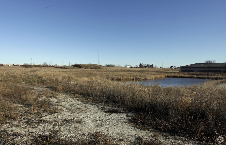 1 Woodridge Ln, Port Washington, WI for sale - Building Photo - Image 2 of 2