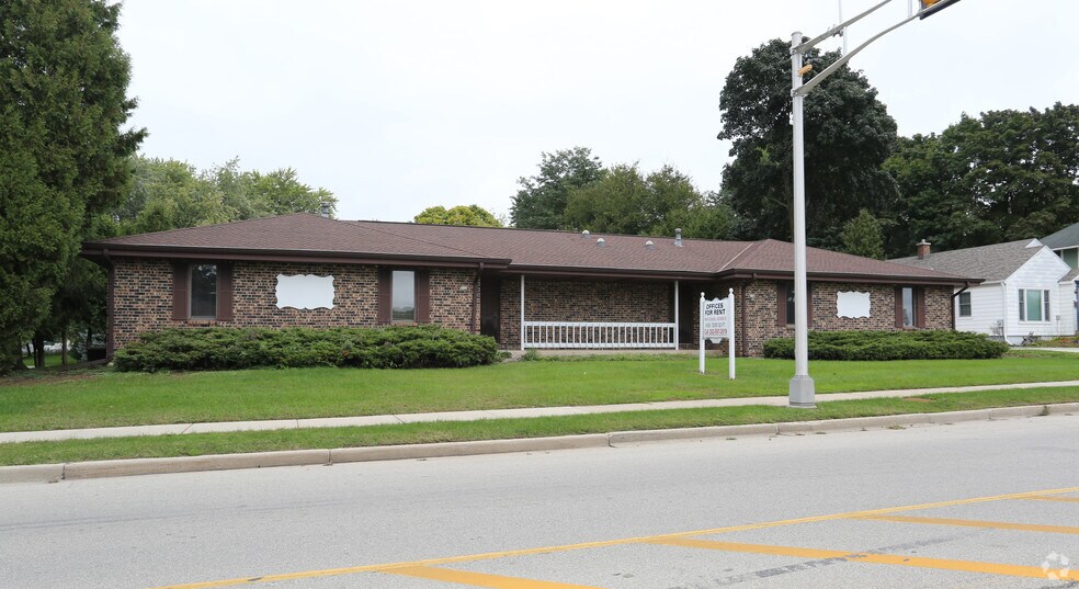 712-714 Summit Ave, Oconomowoc, WI for sale - Primary Photo - Image 1 of 1