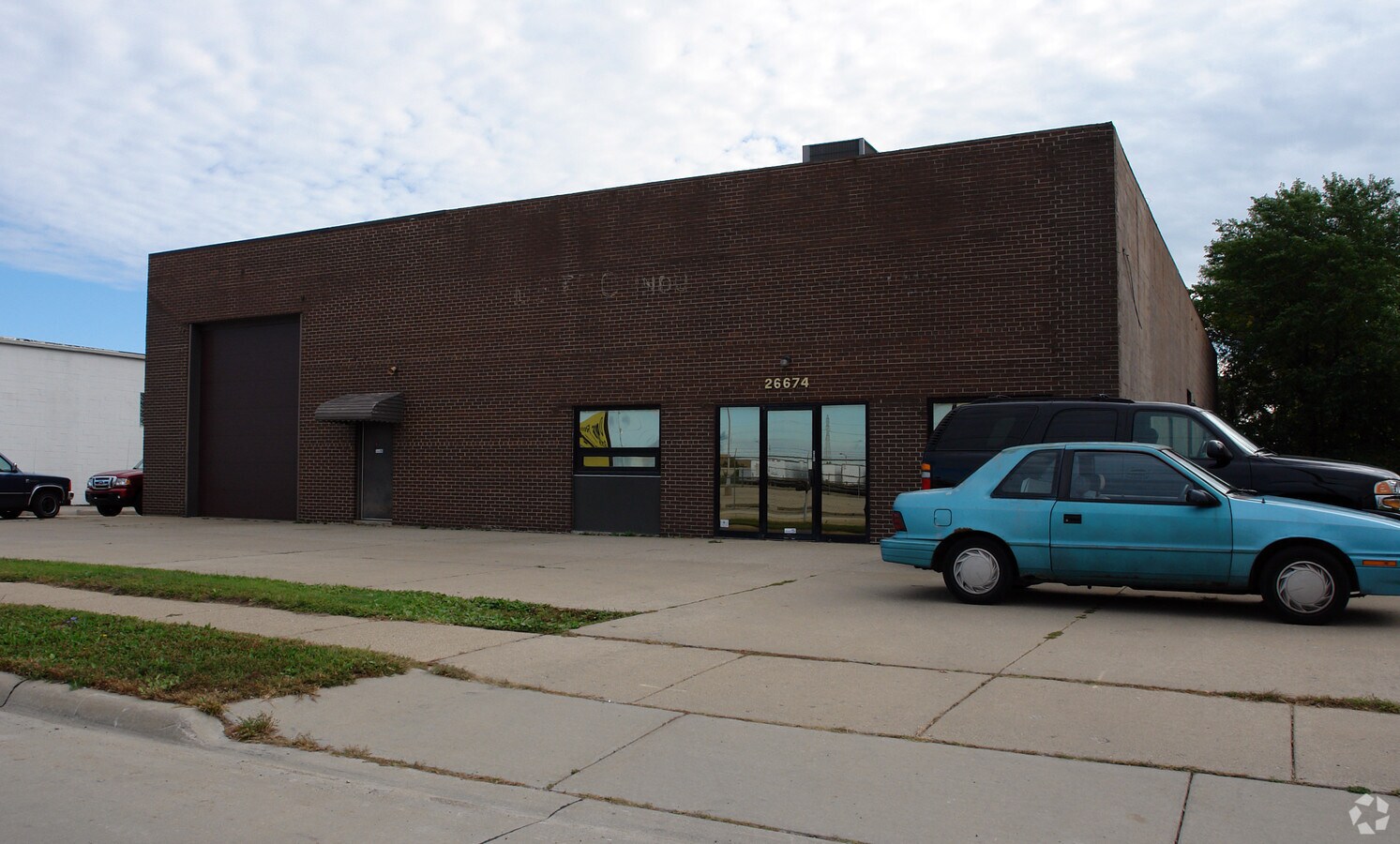 26674 Liberal St, Center Line, MI 48015