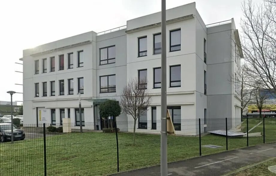 Office in Saint-Priest for lease - Building Photo - Image 2 of 7