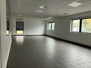 Flex in Saint-Priest for lease Building Photo- Image 2 of 10