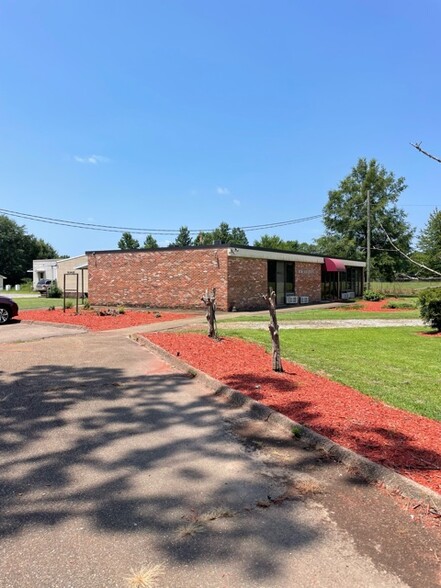 572 Yorkville Rd E, Columbus, MS for lease - Building Photo - Image 2 of 24