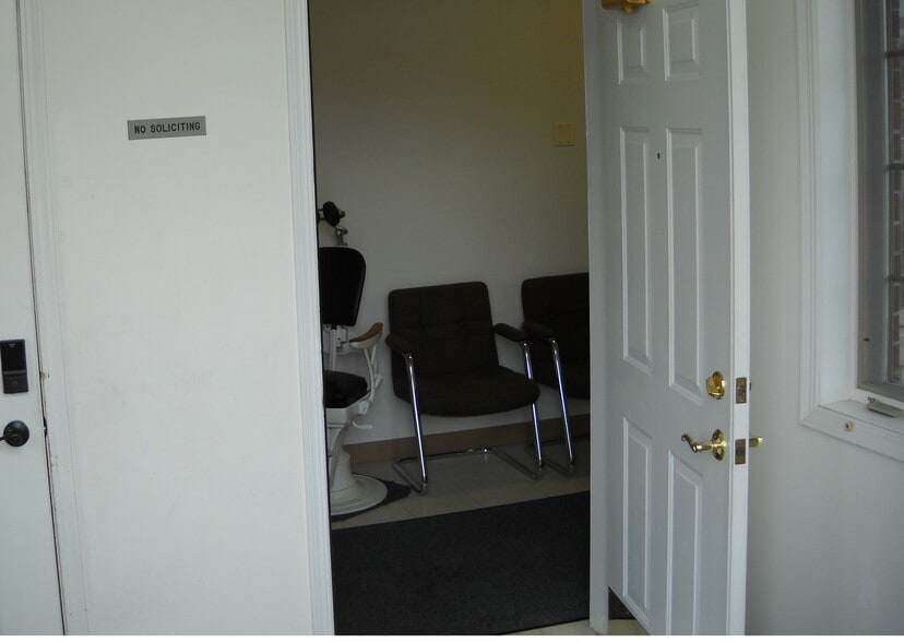 2400 Ravine Way, Glenview, IL for lease - Building Photo - Image 3 of 8