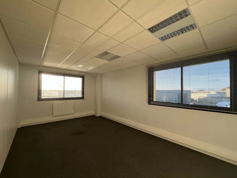 Office in Saint-Herblain for lease - Interior Photo - Image 3 of 6