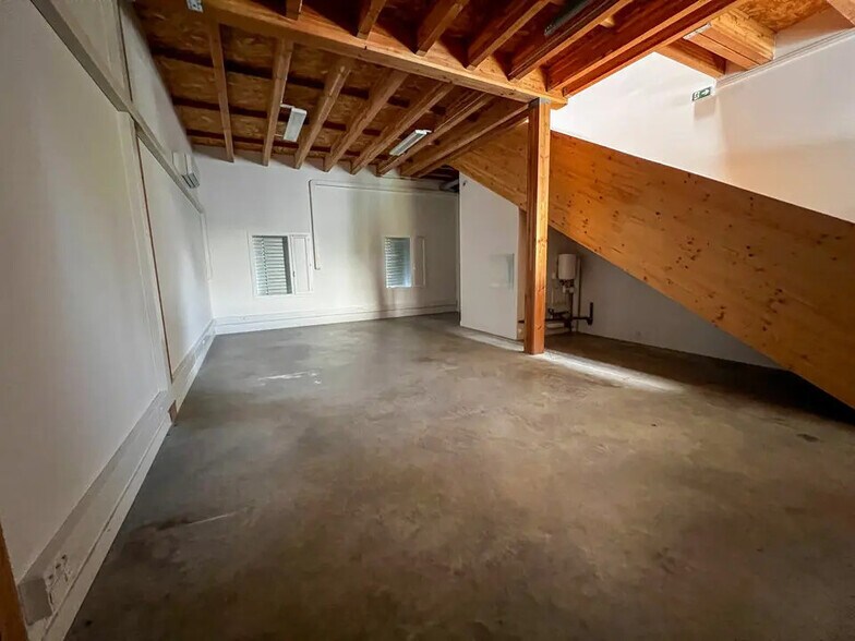 Flex in Avignon for lease - Interior Photo - Image 2 of 5