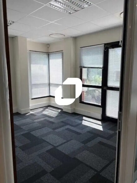 Office in Saint-Ouen-sur-Seine for lease - Interior Photo - Image 3 of 6