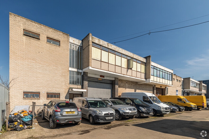 Felixstowe Rd, London for lease - Building Photo - Image 2 of 15