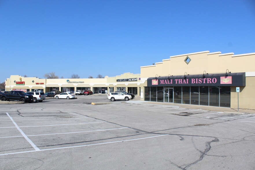 507-579 SE Melody Ln, Lee's Summit, MO for lease - Building Photo - Image 2 of 9
