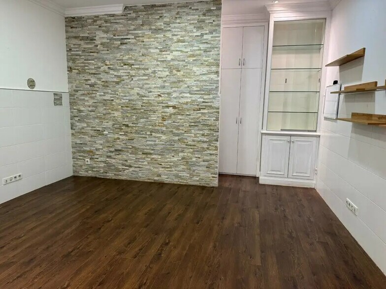 Retail in Nice for lease - Interior Photo - Image 3 of 8