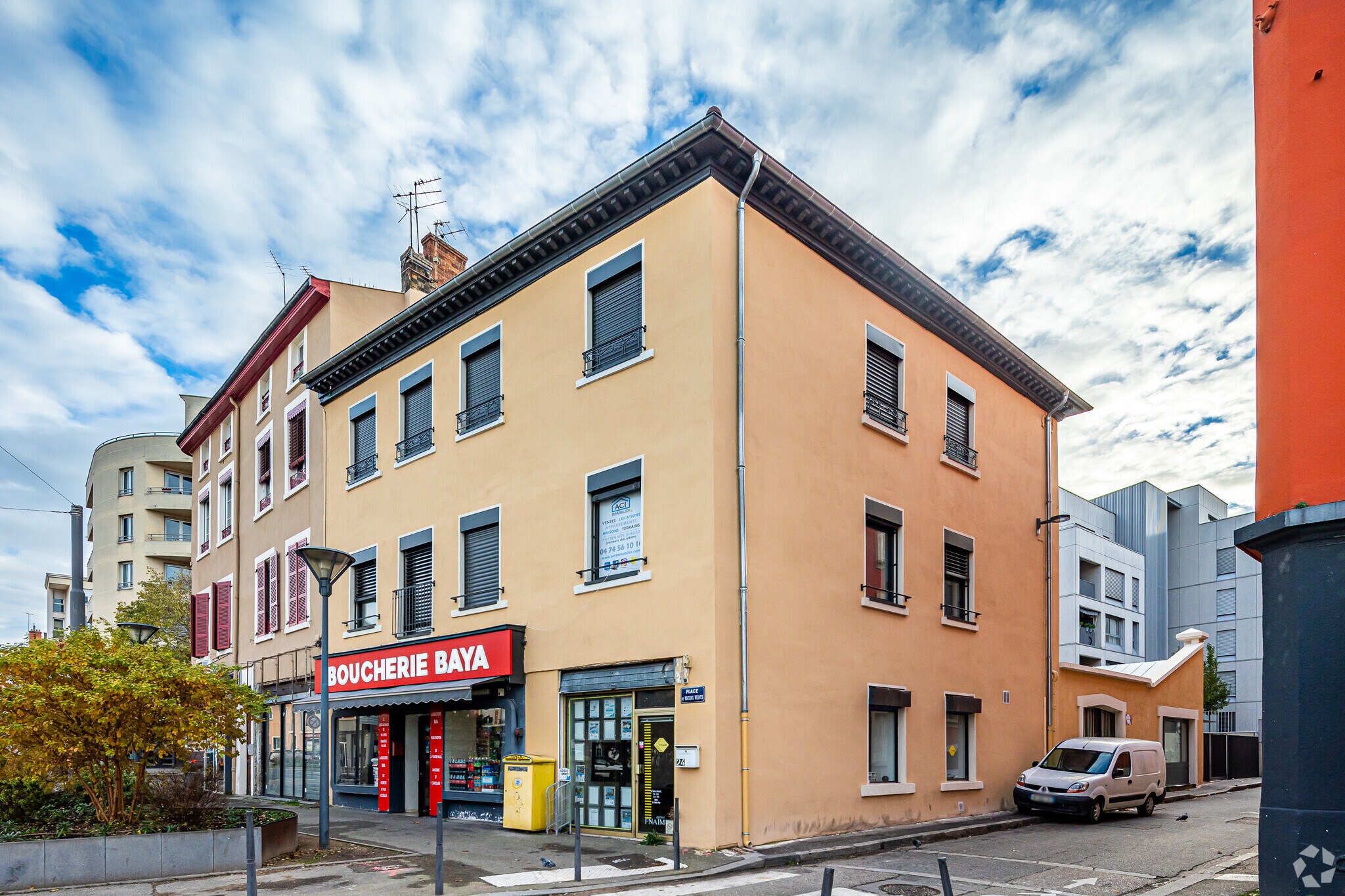24 Place Des Maisons Neuves, Villeurbanne for lease Primary Photo- Image 1 of 8