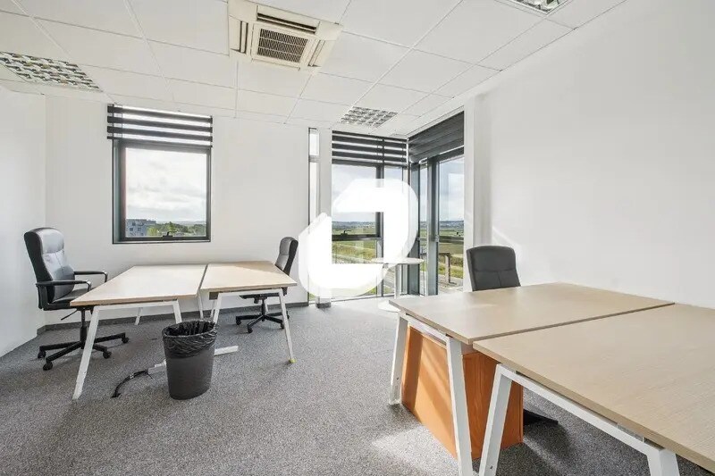 Office in Noisy-le-Roi for lease Interior Photo- Image 1 of 16
