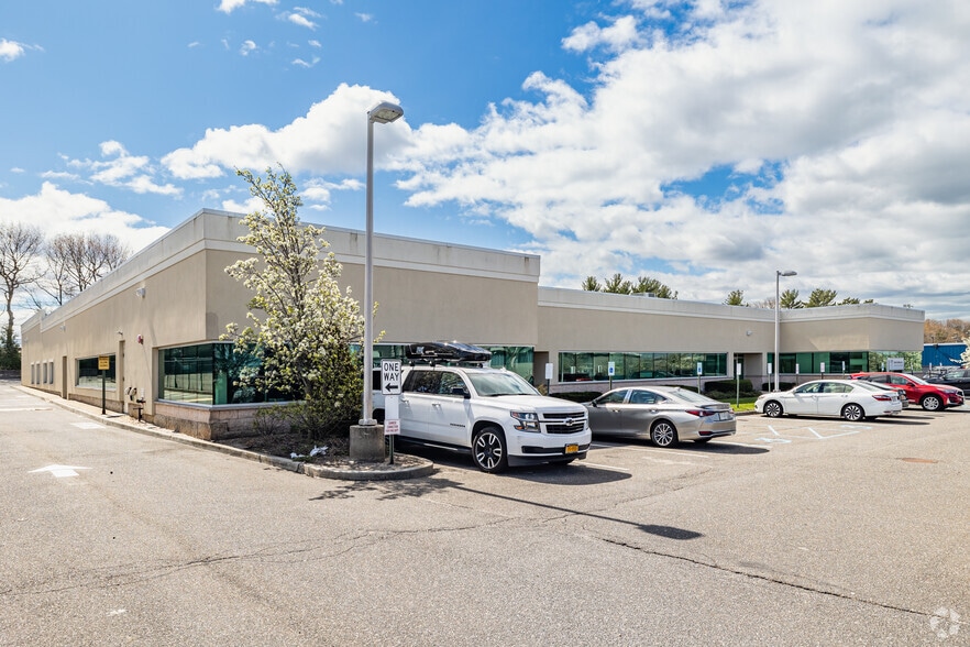 185 Express St, Plainview, NY for sale - Primary Photo - Image 1 of 1