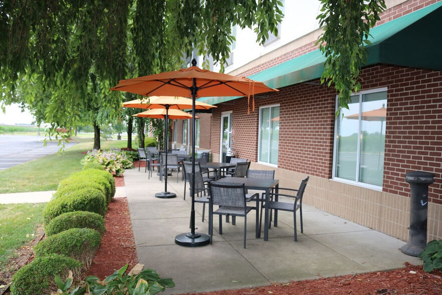 327 Fountains Pky, Fairview Heights, IL for sale - Building Photo - Image 3 of 16