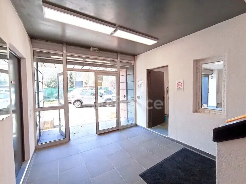 Flex in Guibeville for lease - Lobby - Image 3 of 8