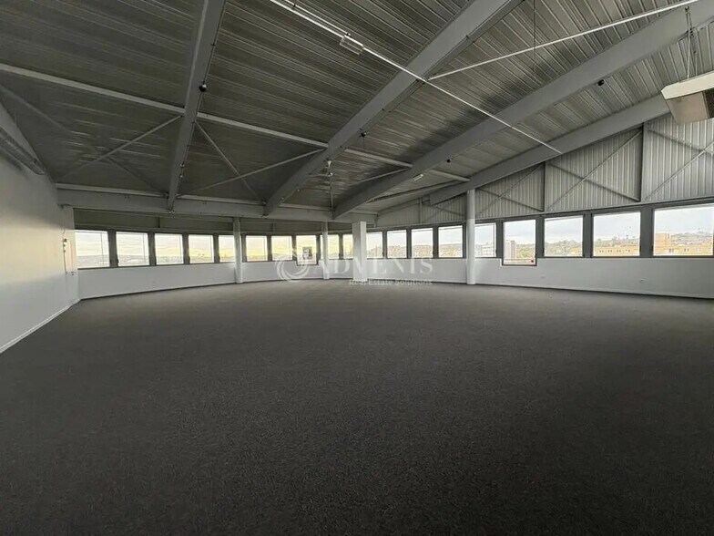 Office in Le Mans for lease - Interior Photo - Image 2 of 3