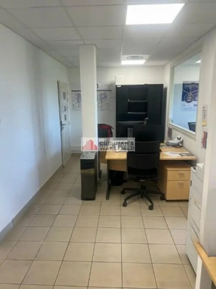 Office in Nîmes for lease - Interior Photo - Image 2 of 3