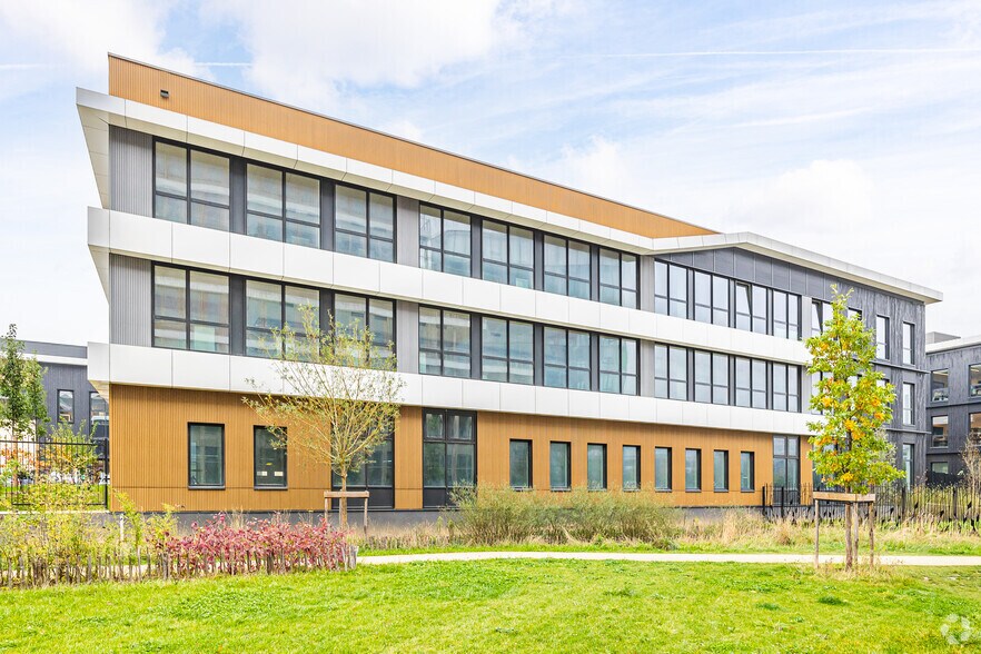 Flex in Nanterre for lease - Building Photo - Image 3 of 3