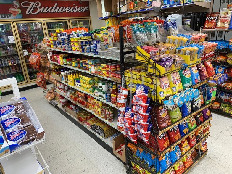 306 S Main St, Benoit, MS 38725