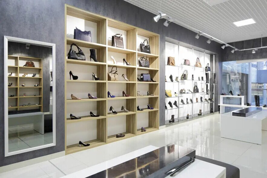 Retail in Istres for lease - Building Photo - Image 2 of 4