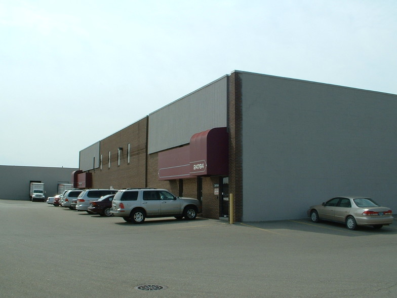 24730-24804 Crestview Ct, Farmington Hills, MI for lease - Building Photo - Image 3 of 4