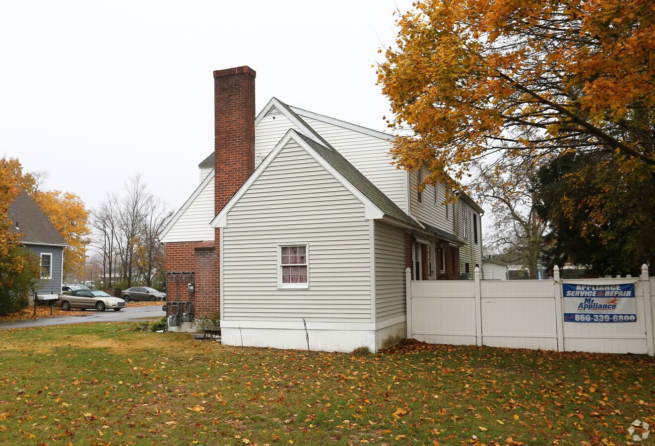 93 Elm St, Old Saybrook, CT 06475