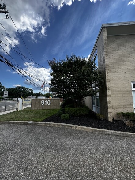 910 Middle Country Rd, Selden, NY for lease - Building Photo - Image 2 of 12